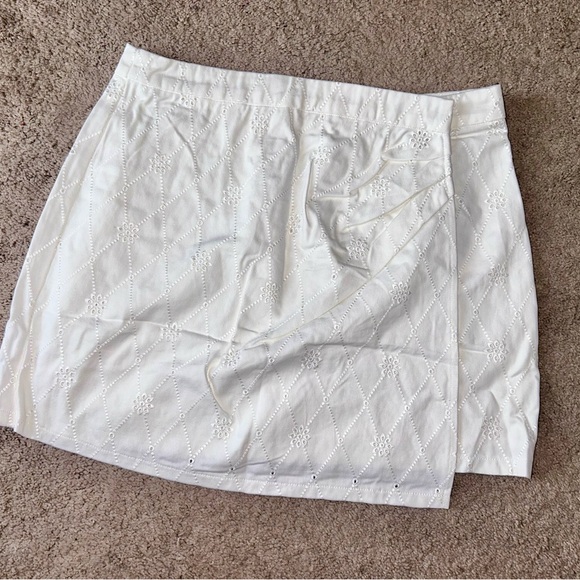 Lulus white eyelet skirt - Picture 5 of 7